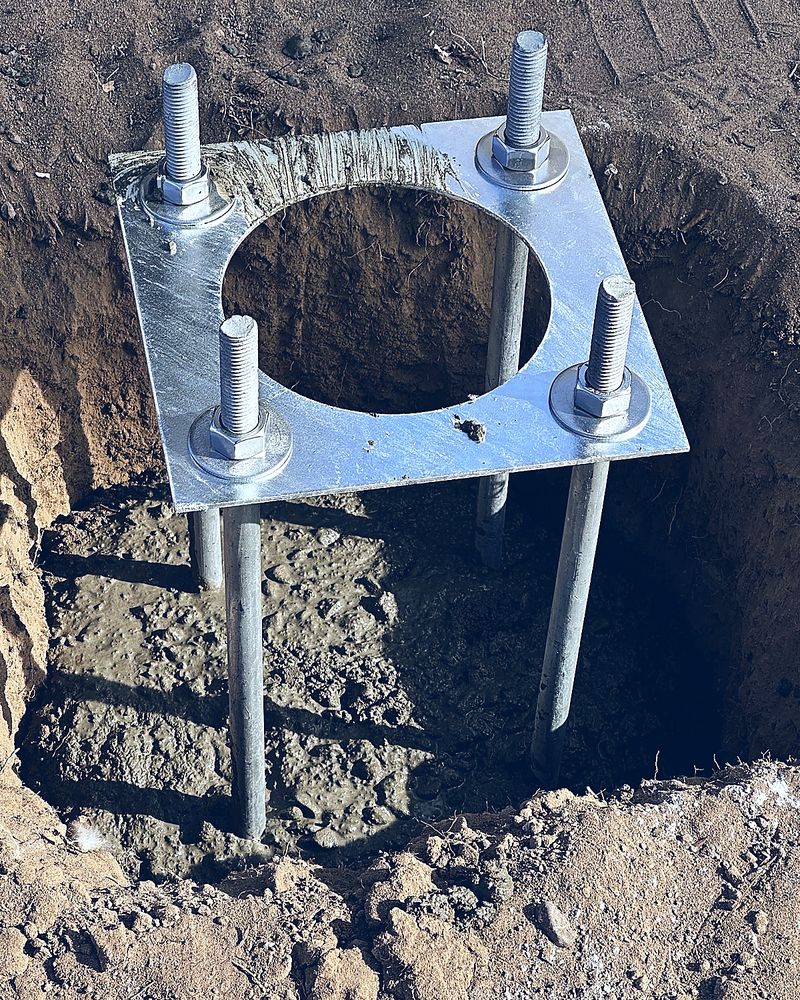 Canastillo de anclaje de poste solar en excavación