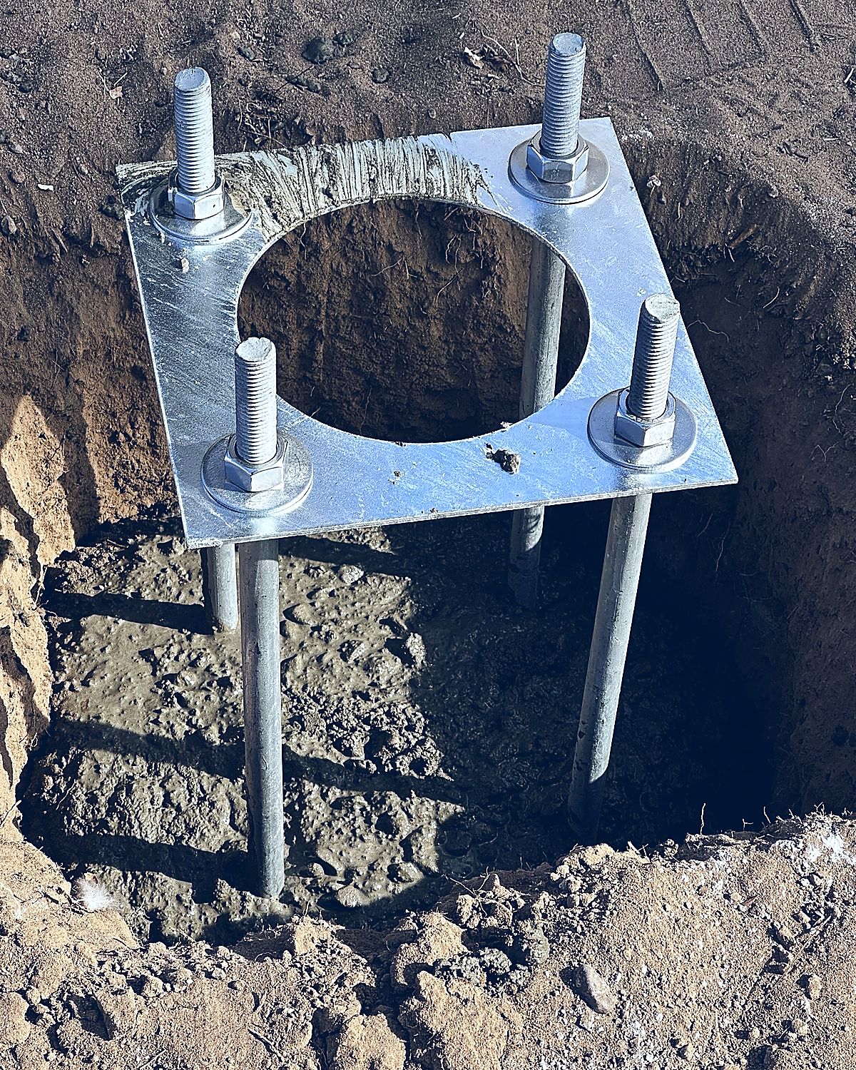 Montaje de poste solar en obra